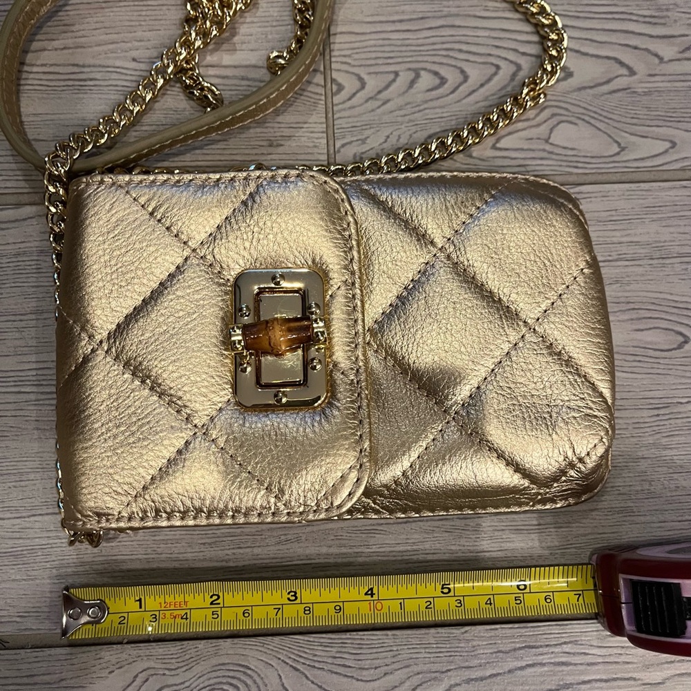 Lily Pulitzer Gold Quilted Leather Lindley Crossbody Phone Bag - Picture 11 of 12